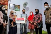 Mensos Risma Sambangi Bocah Tanpa Anus di Sidoarjo