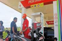 Petugas SPBU melayani pembeli BBM jenis Pertalite. (Dok. Istimewa)