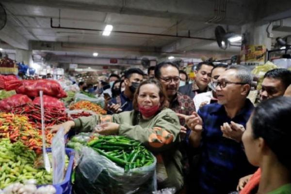 Mendag Zulhas Pastikan Harga Bapok di Pasar Badung Stabil