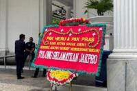 Muncul Karangan Bunga Bertuliskan Minta Tolong di Balai Kota Jakarta