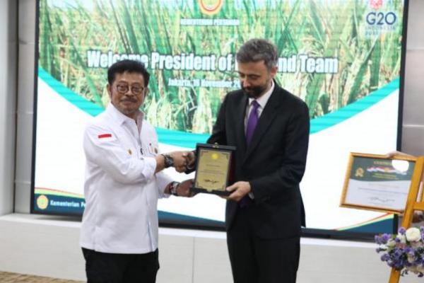 Apresiasi Kemitraan 40 Tahun Kementan dan IFAD, Mentan Beri Penghargaan Kepada Alvaro Lario