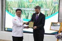 Apresiasi Kemitraan 40 Tahun Kementan dan IFAD, Mentan Beri Penghargaan Kepada Alvaro Lario