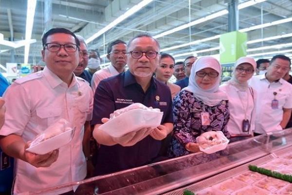 Tinjau Ritel Modern, Mendag Zulhas: Harga Daging Ayam Terlalu Murah 