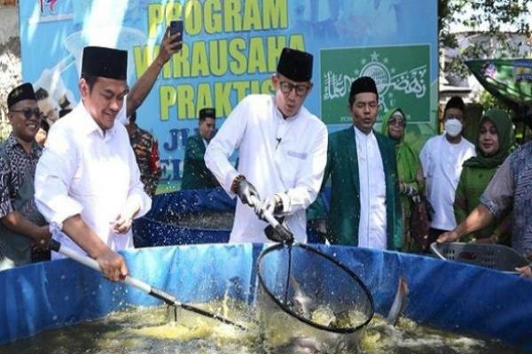 Sandiaga Uno-PCNU Jaktim Panen Lele dalam Ember