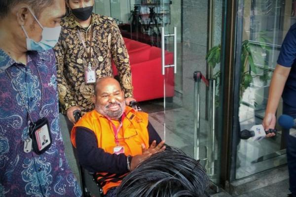 Menolak Kontrol di RSPAD, Lukas Enembe Minta Berobat di Singapura