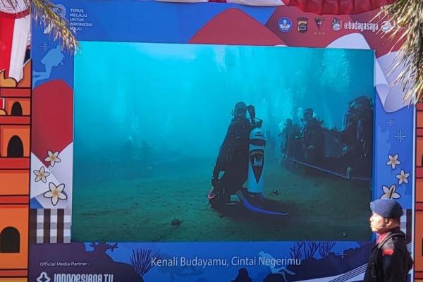 HUT RI ke-78, Kemendikbudristek Kibarkan Merah Putih di Bawah Laut