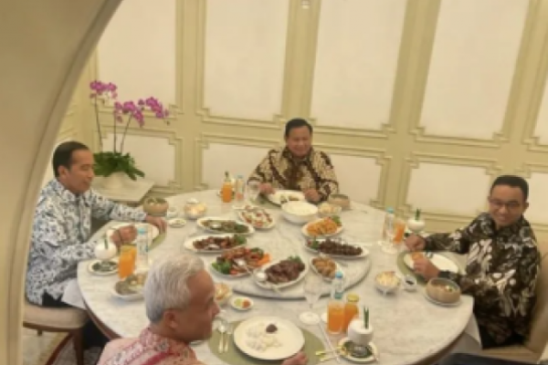 Jokowi Makan Siang Satu Meja dengan Tiga Bacapres