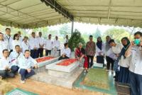 Peringati HKN, Manajemen RSPI Tabur Bunga ke Makam Julie Sulianti Saroso