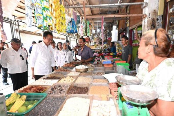 Jokowi Tinjau Pasar Kawat: Harga Beras Cukup Baik, Cabai Masih Naik