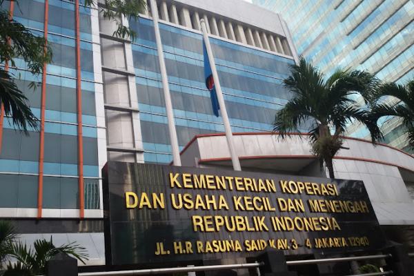 KemenkopUKM Bantah Larang Warung Madura Beroperasi 24 Jam