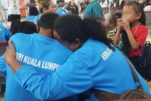 Kemlu Pulangkan 216 WNI dari Malaysia