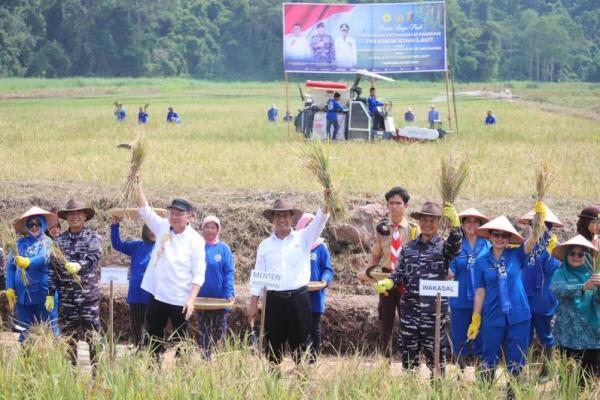 Kementan Kirim Bantuan Sarana Pertanian ke TNI AL di Lampung
