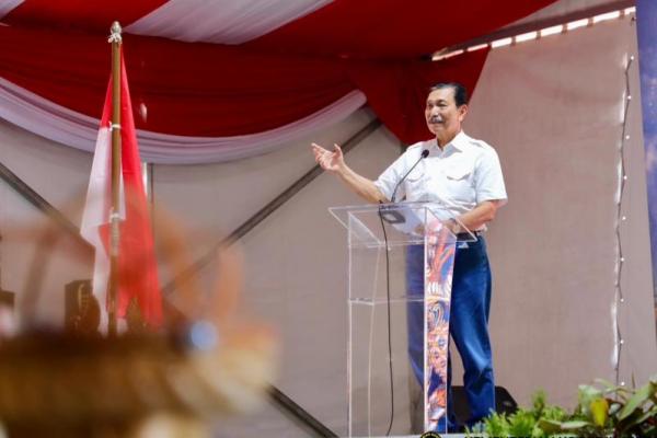 Menko Luhut Puji Inovasi Kapal Sampah TNI AD