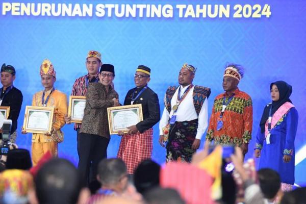 Sukses Turunkan Stunting, Menteri Halim Berikan Penghargaan kepada 15 Desa
