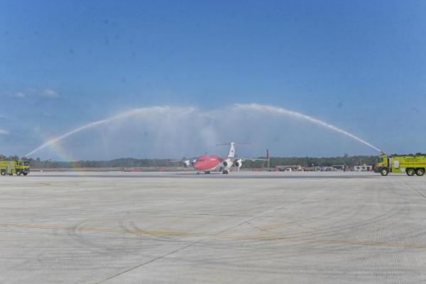 Pesawat Kepresidenan Mendarat Perdana dengan Lancar di Bandara IKN