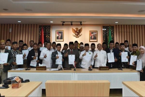 Kemenag Serahkan 100 SK Izin Operasional Lembaga Pesantren Formal