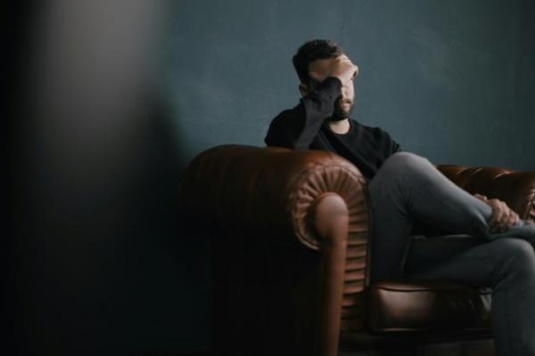 Ilustrasi seseorang sedang mengalami stres (Foto: Unsplash/Nik Shuliahin) 