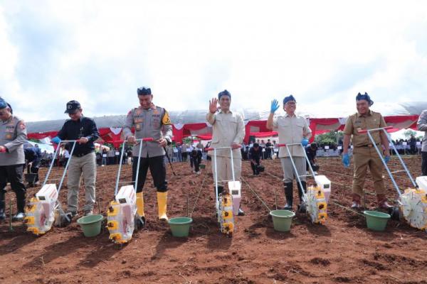 Mendes PDT Ajak Warga Desa Kerja Keras Dukung Ketahanan Pangan