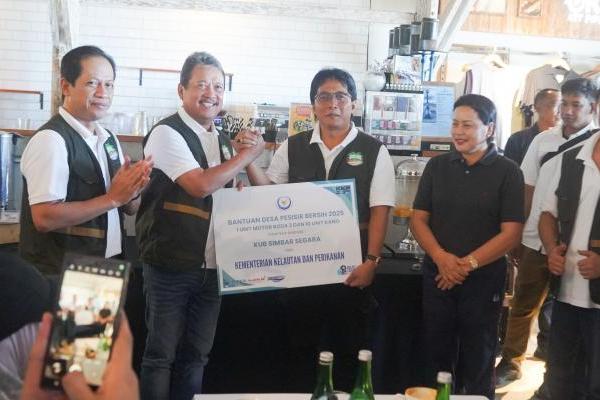 Kementerian Kelautan Gelar Bersih-bersih Laut Bersama 8.000 Orang