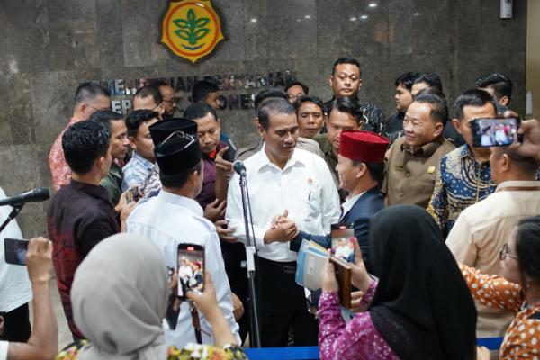Menteri Pertanian (Mentan) Andi Amran Sulaimanmemberi keterangan pers terkait penetapan harga singkong dan pengetatan impor singkong (Foto: Kementan) 