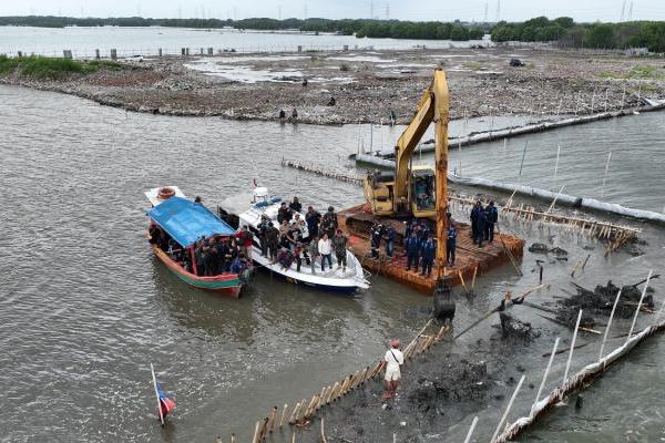 KKP Bongkar Pagar Laut Tanpa Izin di Bekasi