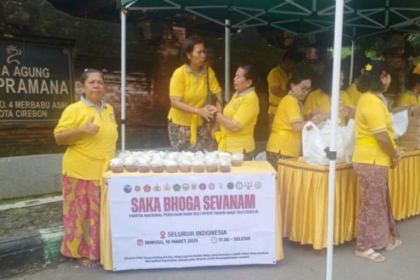 Umat Hindu Cirebon Bagikan Takjil, Wujud Nyata Toleransi Antaragama