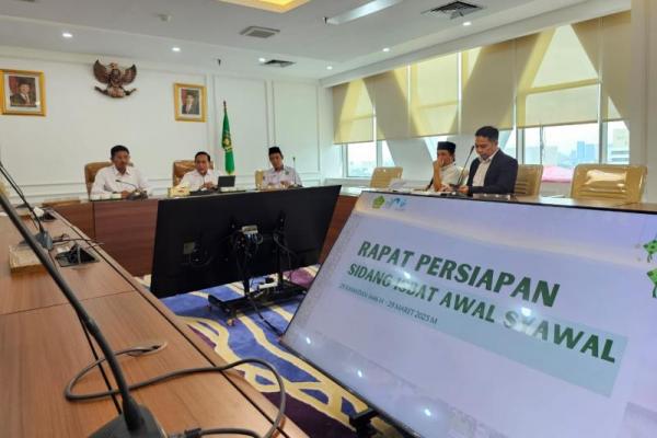 Dirjen Bimas Islam Abu Rokhmad saat memimpin Rapat Persiapan Sidang Isbat Awal Syawal 1446 H di kantor pusat Kemanag di Jakarta (Foto: kemenag)