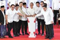 Mendes PDT Yandri Susanto bersama Menko Pangan Zulkifli Hasan saat menghadiri musyawarah desa/kelurahan khusus pembentukan Koperasi Desa (Kopdes) dan Kelurahan Merah Putih di Jatim Expo (Foto: Humas Kemendes PDT)