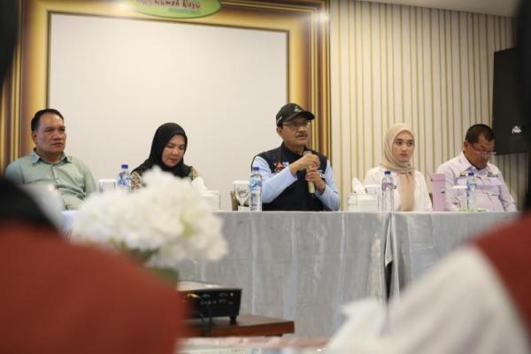 Menteri Sosial (Mensos) Saifullah Yusuf alias Gus Ipul dalam pertemuan dengan para pendamping PKH di Bandar Lampung (Foto: Kemensos) 