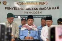 Menteri Agama (Menag) Nasaruddin Umar (tengah) memberikan keterangan pers terkait penyelenggaraan puncak haji di Armuzna (Foto: Kemenag)