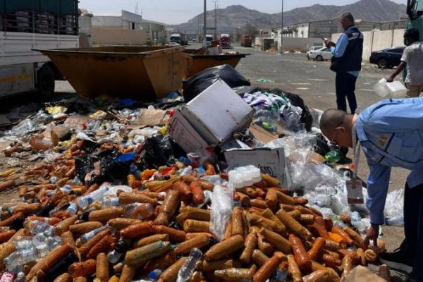 Duh, Ribuan Botol Air Zamzam Terbuang Sia-sia