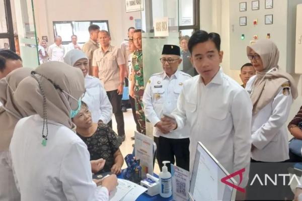 Wapres Gibran Tinjau Layanan Cek Kesehatan Gratis di Blitar