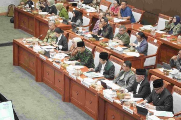 Raker dengan DPR, Mensos Beberkan Tiga Strategi Bansos Tepat Sasaran 