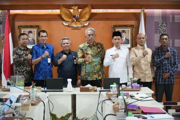 Wakil Menteri Sosial (Wamensos) Agus Jabo Priyono (tengah) menerima audiensi Bupati Aceh Barat, Petahana Tarmizi di Kantor Kementerian Sosial, Jakarta, Kamis (Foto: Kemensos) 