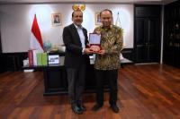 Menteri Koperasi Budi Arie Setiadi menerima audiensi CEO Induk Koperasi Usaha Rakyat (Inkur) Suroto dan Regional Director of International Cooperative Aliance (ICA) Balu lyer (Foto: Kementerian Koperasi)