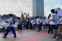 Ratusan kader Partai Kebangkitan Bangsa (PKB) melakukan kegiatan bakti sosial dengan memungut sampah di Bundaran HI, Jakarta (Foto: Ist)