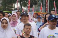 Menag Nasaruddin Umar (tengah, baju putih) melakukan jalan santai bersama 1.099 anak Indonesia di CFD Jakarta (Foto: Fauzan/Kemenag)