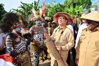 Mendes PDT Yandri Susanto saat kunjungan kerja ke Kampung Bumi Raya, Distrik Nabire Barat, Kabupaten Nabire, Provinsi Papua Tengah (Foto: Humas Kemendes PDT)