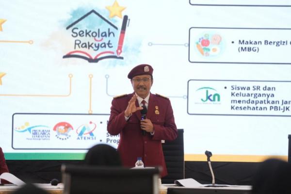 Mensos Pamer Seragam Sekolah Rakyat, Pakai Almamater dan Baret Merah