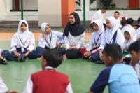 Guru sedang mengajar di Sekolah Rakyat (Foto: kemenag)