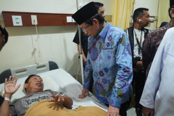Menag Jenguk Korban Kebakaran DPRD Makassar