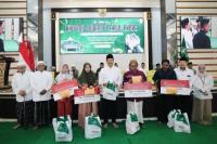 Mensos Serahkan Bantuan ke Ahli Waris Korban Runtuhan Pesantren
