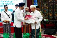 Mensos Salurkan Bantuan kepada Korban Robohnya Ponpes Al-Khoziny