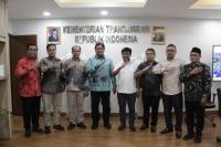 Wakil Menteri Transmigrasi (Wamentrans) Viva Yoga Mauladi (keempat dari kiri) saat menerima audiensi Bupati Sumbawa Barat Amar Nurmansyah, di Kantor Kementrans, Kalibata, Jakarta, pada Kamis (Foto: Ist/Kementrans)
