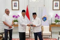 Menteri Sosial (Mensos) Saifullah Yusuf dan Gubernur DKI Jakarta Pramono Anung berdiskusi membahas program strategis Presiden Prabowo Subianto di Balai Kota DKI Jakarta, Jumat (Foto: Kemensos)
