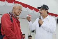 Menteri Sosial (Mensos) Saifullah Yusuf atau Gus Ipul saat meninjau penyaluran bansos di Kantor Kecamatan Cibinong, Bogor, Jawa Barat, Jumat (Foto: Kemensos)