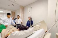 Menteri Sosial (Mensos) Saifullah Yusuf atau Gus Ipul menjenguk para korban ledakan SMAN 72 Jakarta Utara yang masih menjalani perawatan di Rumah Sakit Yarsi, Cempaka Putih, Jakarta Pusat, Sabtu (Foto: Kemensos)