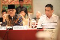 Mendes PDT Yandri Susanto bersama Wamendes PDT Ariza Patria saat rapat kerja dengan Komite I Dewan Perwakilan Daerah (DPD) RI (Foto: Humas Kemendes PDT)