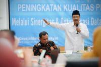 Menteri Sosial (Mensos) Saifullah Yusuf atau Gus Ipul saat berdialog dengan perwakilan dari kabupaten/kota se-Provinsi Jabar dalam Rapat Koordinasi Peningkatan Kualitas Pembangunan Jawa Barat guna mewujudkan data yang akurat melalui pemutakhiran DTSEN, di Aula Graha Pustaloka Dinas Perpustakan dan Kearsipan Jawa Barat, Selasa (Foto: Kemensos)