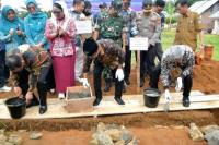 Mendes PDT Yandri Susanto saat meletakkan batu pertama pembangunan Koperasi Desa (Kopdes) Merah Putih di Desa Bukit Peninjauan I, Kabupaten Seluma (Foto: Humas Kemendes PDT)
